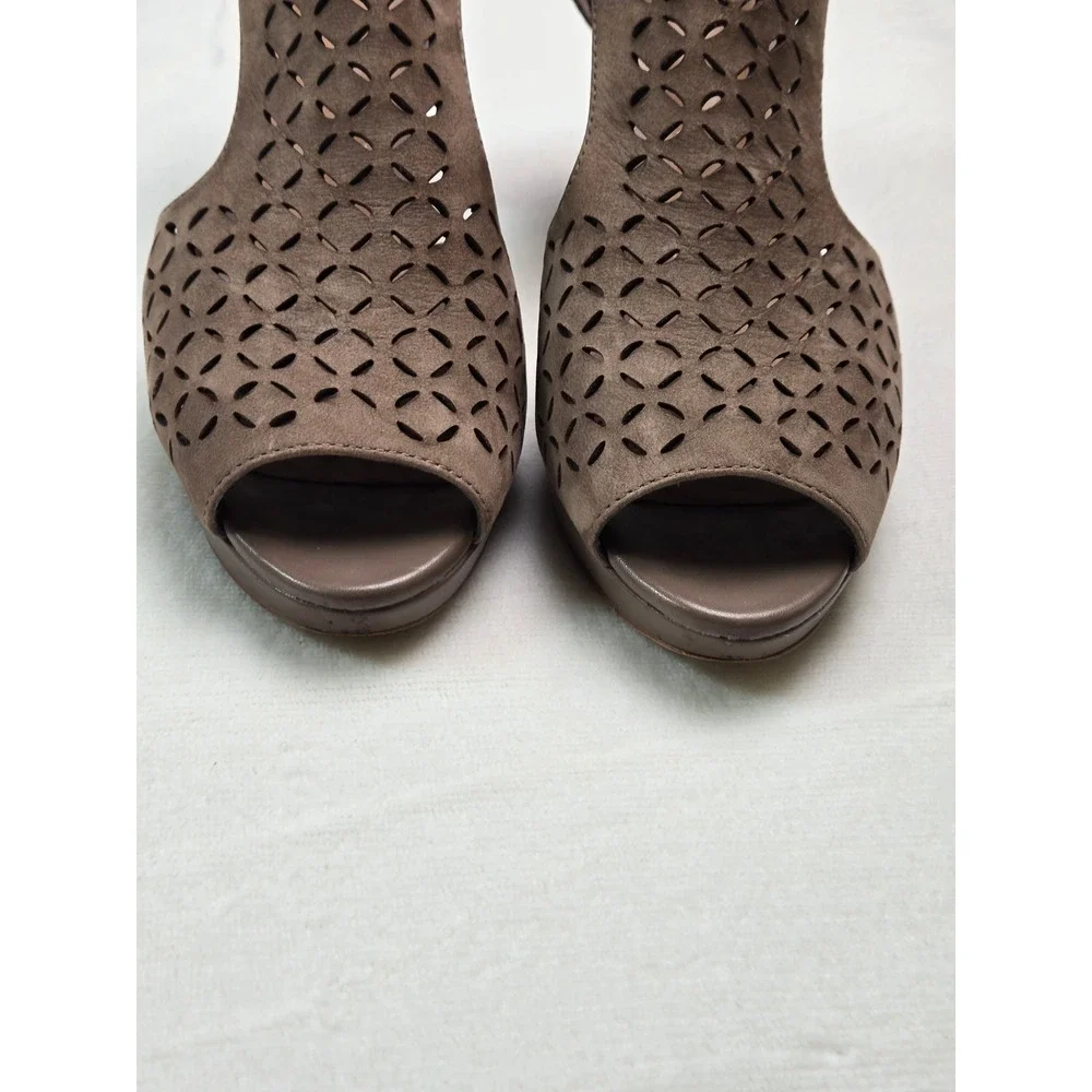 Clarks Artisan Taupe Suede Laser Cut Platform Block Heel Sandals Peep Toe 8 M